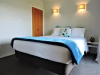 Duvauchelle Seaside Motel Hotels in 