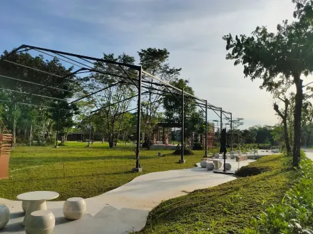 Ramada by Wyndham Yogyakarta Отели в г. Sleman