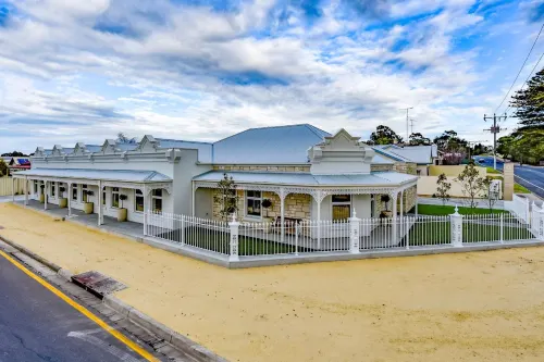 Aloha Central Luxury Accommodation Hotels in Naracoorte
