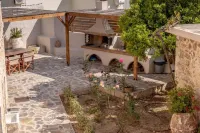 Antama Living, Luxe Stonehouse with Pool & BBQ - Homestays