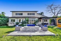 7 Br Intercostal Beauty with Heated Pool