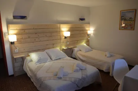 Logis Hôtel Panoramique César Отели рядом с достопримечательностью «Wellness - Capelongue»