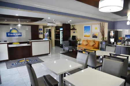 Days Inn by Wyndham Goose Creek Отели в г. Гуз Крик