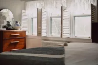Hill Road Manor Bed & Breakfast Hotels in Гранд Фолс