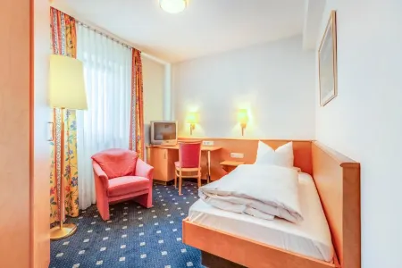 BLÖDEL Gasthof Grüner Baum Отели рядом с достопримечательностью «Schwabach»