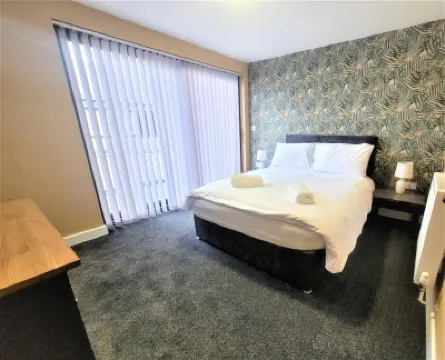 Friary House Serviced Apartments by Roomsbooked - 24Hr Reception Hotels in 