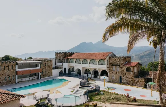 奇瑙塔城堡酒店