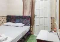 Queen Asri Mitra RedDoorz Hotell i Tosaren