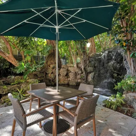 Treetop Retreat! Cozy 2 Bedroom in Heart of Grove