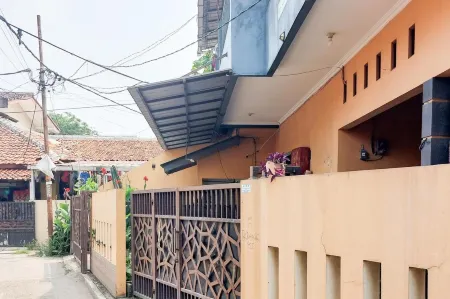 Pondok Gede Dkost Syariah Mitra RedDoorz Отели в г. Pondok Gede