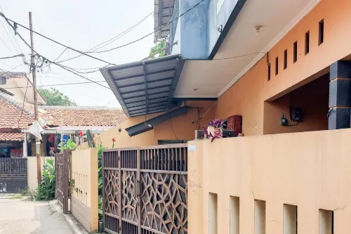 Pondok Gede Dkost Syariah Mitra RedDoorz Hotels in Pondok Gede