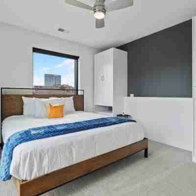 CozySuites Mass with Lounge and Roof Deck #10 Rooms