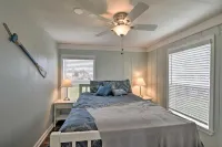 Walk to Beach and State Park! Bungalow in Galveston - Kylpylä