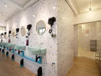 Monday Capsule Hostel and Thai Traditional Bath Bangkok Các khách sạn gần Trường Debsirin
