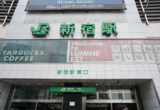 북 앤드 베드 도쿄 신주쿠의 책장 이미지