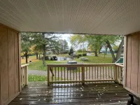 Super 8 by Wyndham Gananoque        Country Squire Resort Hotel a Leeds and the Thousand Islands
