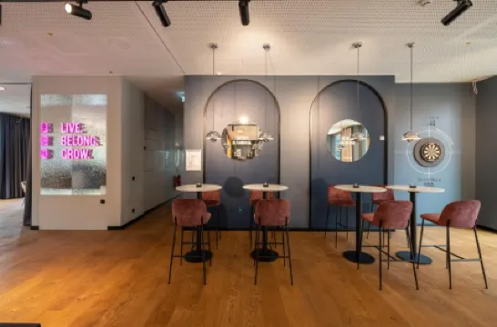 The Base Munich Отели рядом с достопримечательностью «Rheinmetall MAN Military Vehicles GmbH»