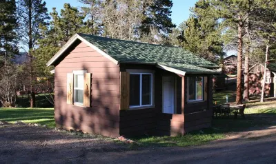 Triple R Cottages- 6 Cabin