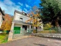 Apartamentos 3000 Escarrilla Hotels near Búbal