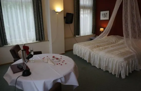 厄伊特赫伊曾市鎮大廳酒店