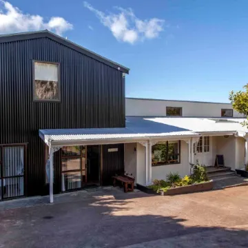 Le Chalet Waiheke Apartments Отели рядом с достопримечательностью «Автобус Explorer Island Waiheke»