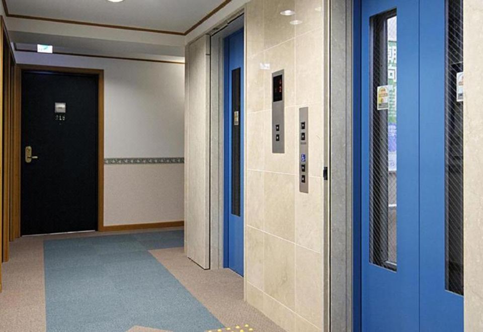 토요코 인 객실의 아늑한 침대