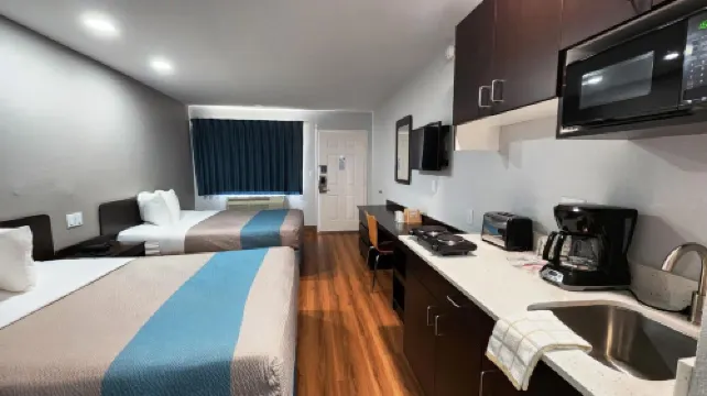 Studio 6 Webster, TX  Houston - NASA Lake