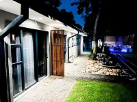 Villameyer Lodge Hotels near The Willows
