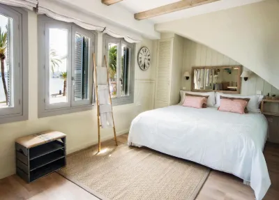 The Beach House Studios & Suites Hôtels à proximité de : La Casa Del Cable Espai D'art