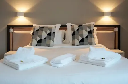 Logis Hôtel le Confluent Отели в г. Понтжибо