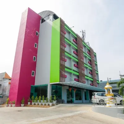 Blue Orchids Hotel Отели рядом с достопримечательностью «Торговый центр Tesco Lotus»