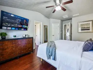 Stay in This Chic Townhome Near Olde Rope Mill
