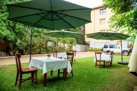 Blueberries Hotel Отели в г. Lyamutundwe