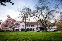 Hotel Schloss Leonstain Отели в г. Фельдкирхен-ин-Кернтен
