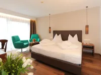 Hotel Vier Jahreszeiten Hotels in Silandro