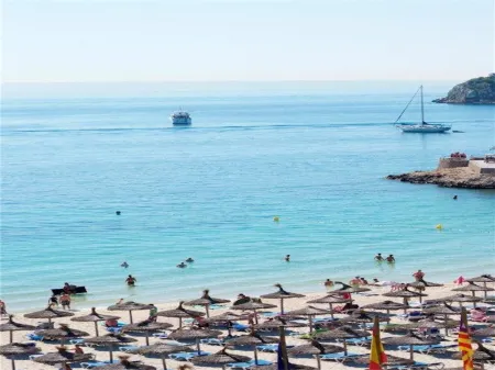 New Kensington Apartments - Econotels Отели рядом с достопримечательностью «Cala Mago»