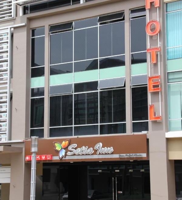 [Setia Inn의 깔끔하게 정돈된 객실 내부]