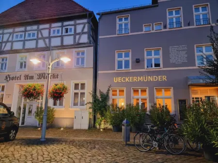 Hotel Am Markt & Brauhaus Stadtkrug Отели в г. Иккермюнде