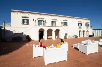 Isola Charm B&B - A Historic Villa Near Punta Del Pero Beach فنادق في Plemmirio