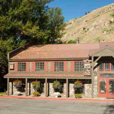 Inn on the Creek Hotel Exterior