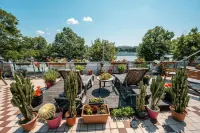 Island Hostel Budapest Отели в г. 