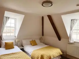4 Bed Loft Apartment Overlooking Historic Town