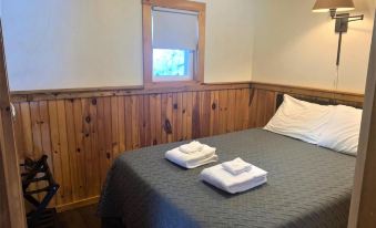 Pine Crest Motel & Cabins