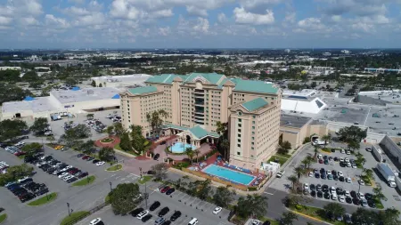 The Florida Hotel & Conference Center in the Florida Mall Отели рядом с достопримечательностью «Hukoo's Family Fun»