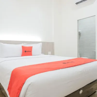 RedDoorz Plus @ Jalan Juanda Medan Hotels near مطار بولونيا - MES