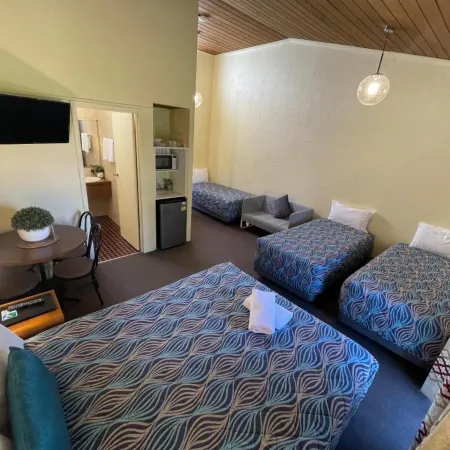 Mountain Creek Motel Bar & Restaurant