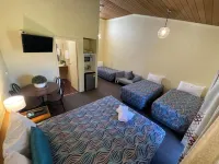 Mountain Creek Motel Bar & Restaurant Hotels in Tawonga