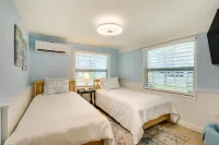 2 Mi to Bradenton Beach Water-View Home with BBQ - Spa
