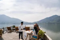 Sukoon Houseboat Dal Lake Hotels in Nishat