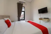RedDoorz Syariah Near Rsud Siti Fatimah Palembang Hotels in Pipa Jaya